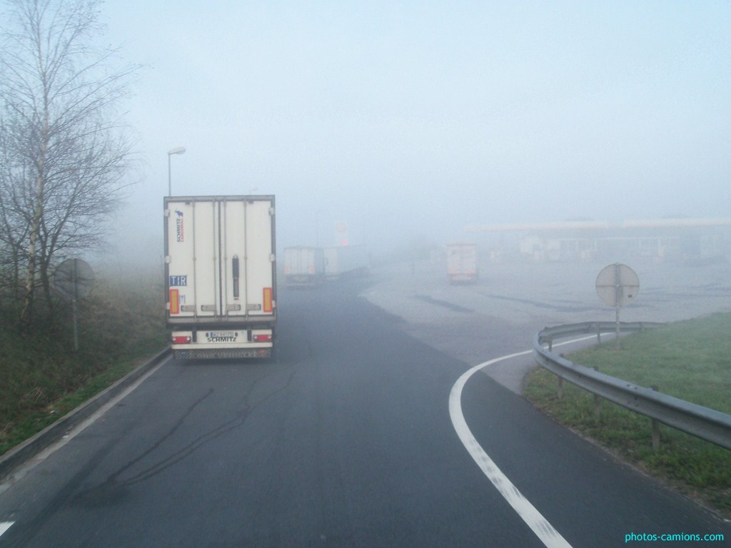 Les parkings d'autoroutes - Page 4 371163photoscamions8Avril201220Copier