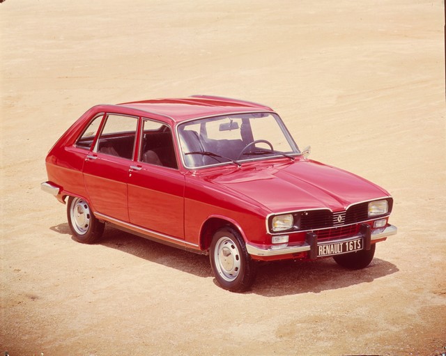 Renault fête les 50 ans de la Renault 16 au salon Rétromobile 2015 3750546533616