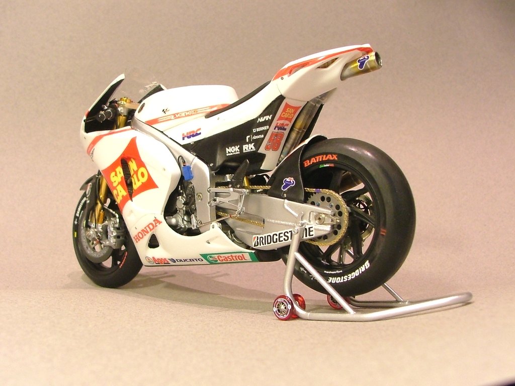 Honda RC212V Simoncelli 2011 - 1/12 Tk Max Moto Modeling - Page 3 377853023