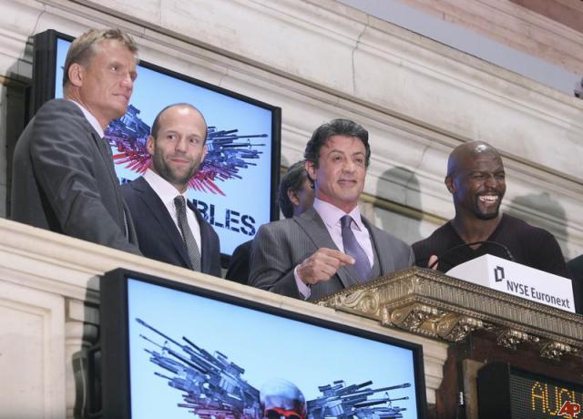 Expendables : Unité Spéciale - Page 2 385989dolph_lundgren_jason_statham_sylvester_stallone_terry_crews_2010_8_19_12_22_44