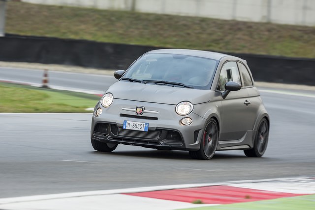 Abarth 695 Biposto : la « plus petite des supercars » 397728695BipostoVarano29