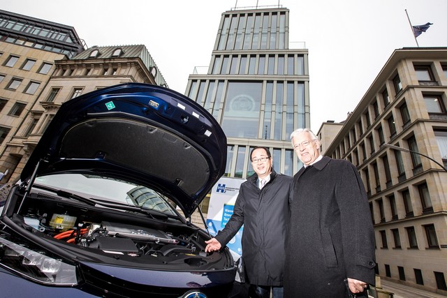 Le premier client allemand de Mirai vient de recevoir sa voiture à Hambourg 399647HA2597