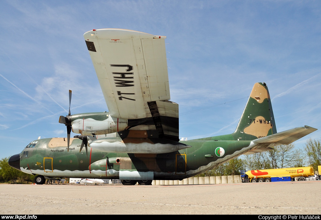 صور طائرات النقل والشحن الجزائرية [ C-130H/H30  /  Hercules ]  - صفحة 2 400901WHJ1