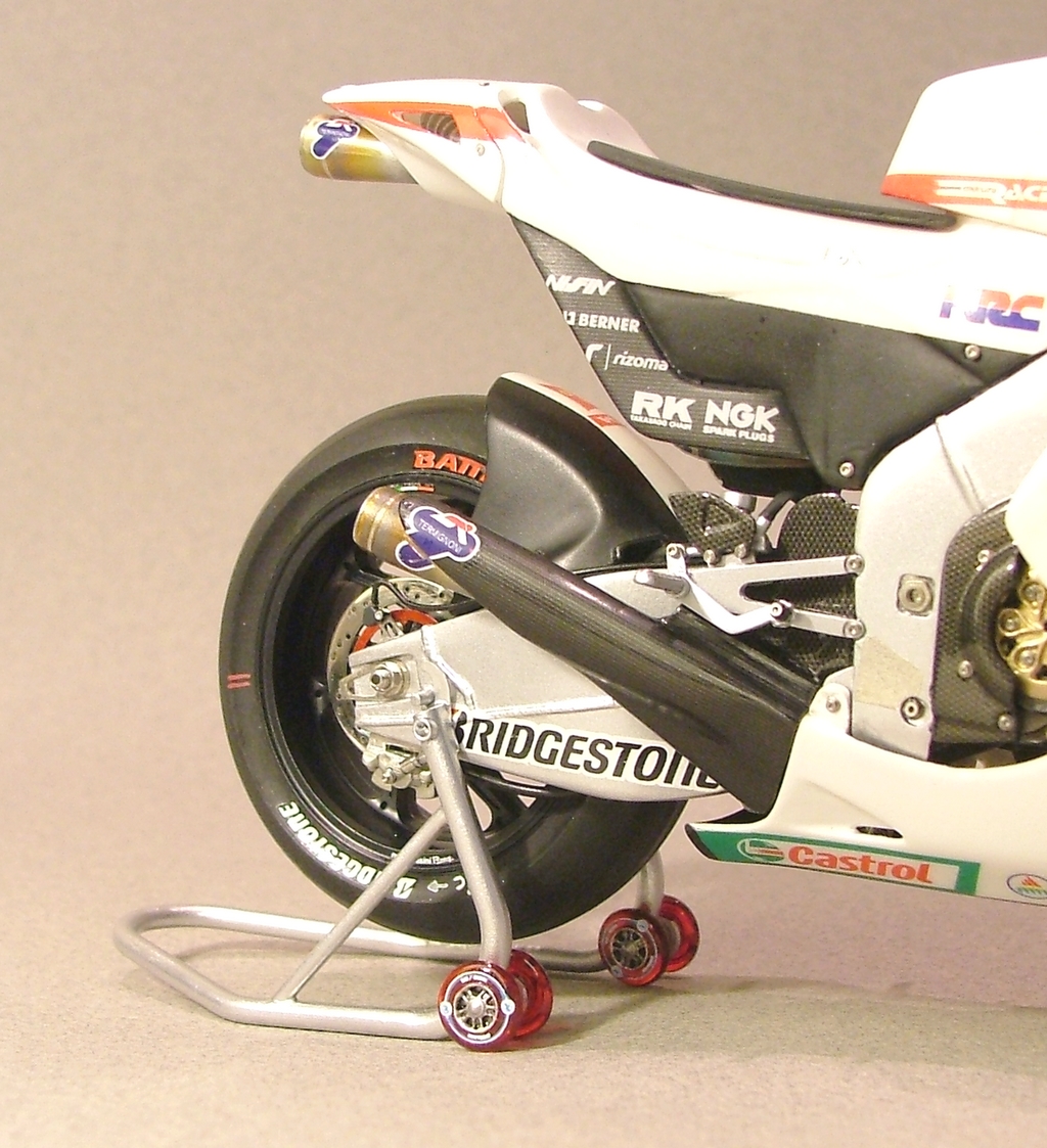 Honda RC212V Simoncelli 2011 - 1/12 Tk Max Moto Modeling - Page 3 404657006