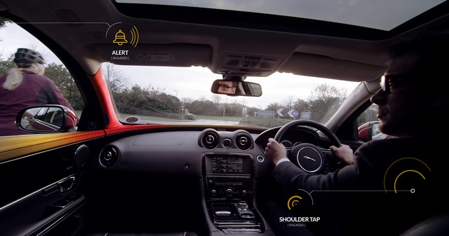 Jaguar Land Rover développe 'Bike Sense', un système qui tapera sur l'épaule du conducteur  40476101BikeSensecyclistredalert