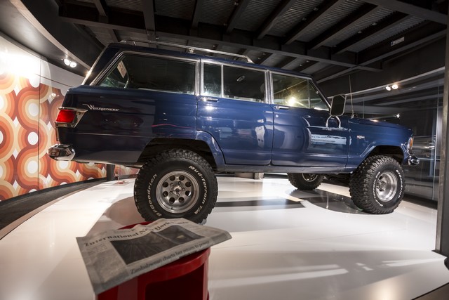 Jeep® fête ses 75 ans à MotorVillage Champs-Elysées 412909Wagoneer