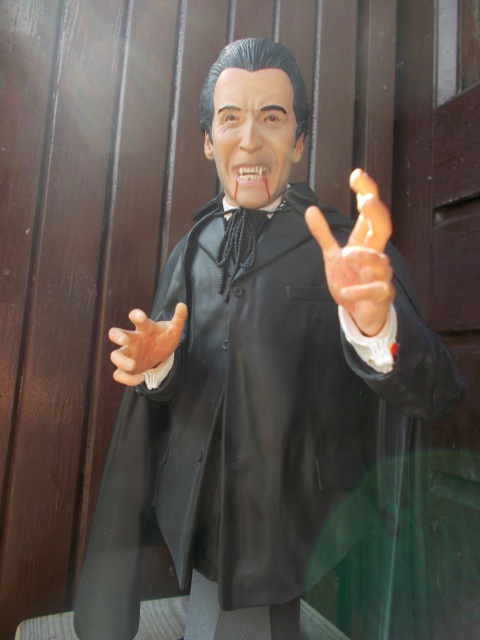 TITAN MERCHANDISE : DRACULA CHRISTOPHER LEE HAMMER BUST  423335DSCN0220