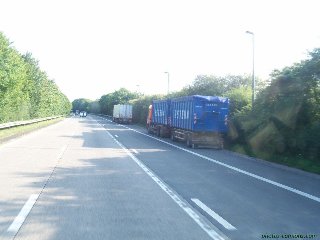 Les parkings d'autoroutes - Page 2 426801photoscamions11IIX1115Copier