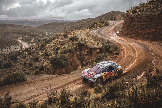 Les PEUGEOT 3008DKR en tir groupé 43853015800524