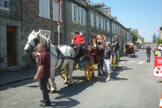 4ème festival vehicules anciens (landelles et coupigny 2009) 439355Jun02543