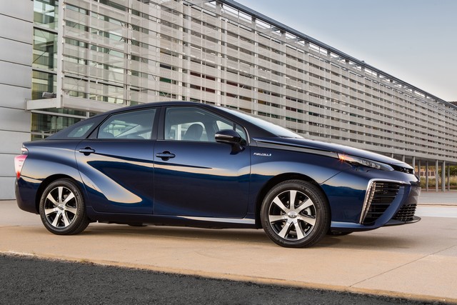 Toyota se projette dans le futur avec la berline à pile à combustible ‘Mirai’" 4408032016ToyotaFuelCellVehicle004