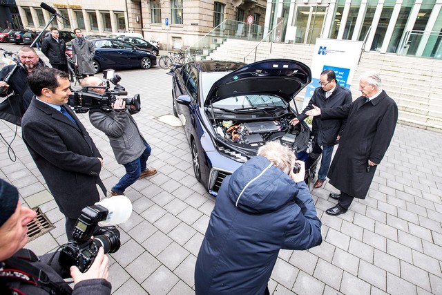 Le premier client allemand de Mirai vient de recevoir sa voiture à Hambourg 469335HA2604