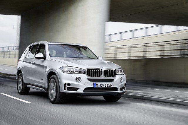 La BMW X5 xDrive40e 486345BMWX5xDrive40e21