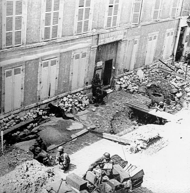 photo Avant / Aprs : les Gi's descendent la rue du Faubourg Bannier, Orlans 496150lesfantassinsamricainsentrantdansOrlansfacealcoledu45faubourgBannier2