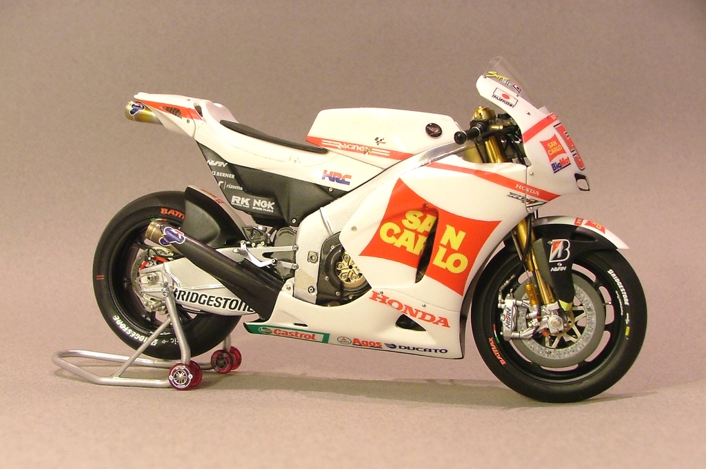 Honda RC212V Simoncelli 2011 - 1/12 Tk Max Moto Modeling - Page 3 499787025