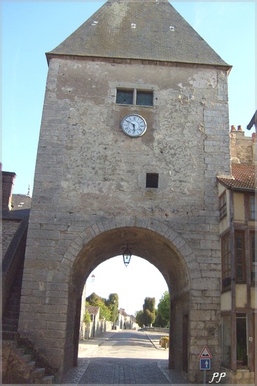 NOYERS SUR SEREIN : MEDIEVAL 5066893portepeintequidonnesurlebourg