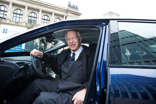 Le premier client allemand de Mirai vient de recevoir sa voiture à Hambourg 510433HA26802