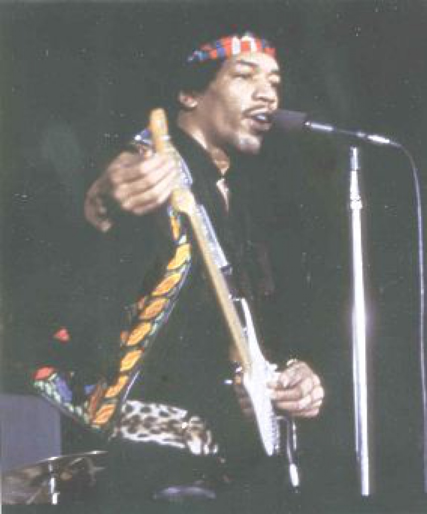 Los Angeles (LA Forum) : 25 avril 1970   51304719700425hendrixredbandana