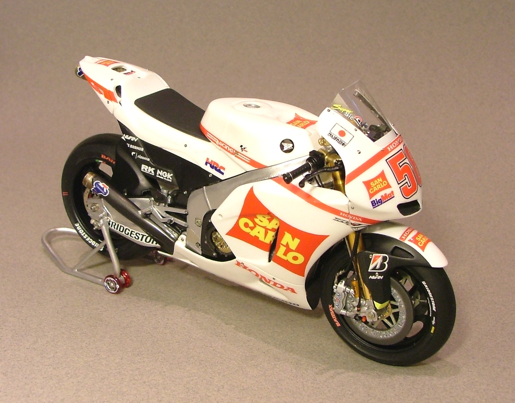 Honda RC212V Simoncelli 2011 - 1/12 Tk Max Moto Modeling - Page 3 515069008