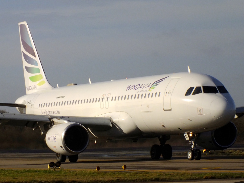 [05/01/2014] Airbus A320 (YL-LCL) Windavia 516203Janviern7044