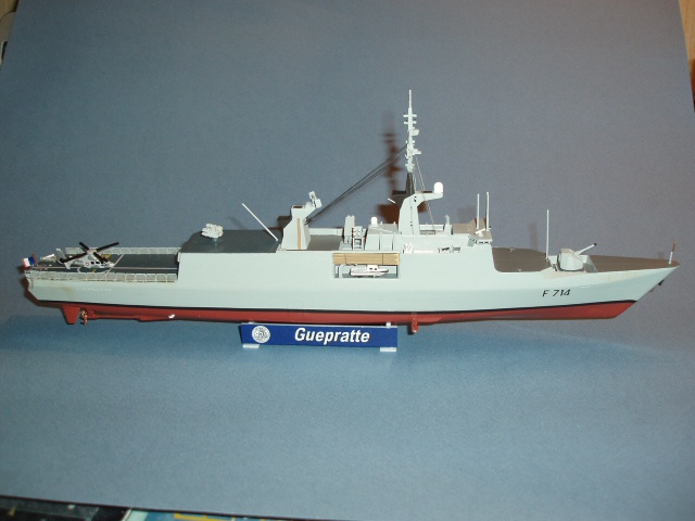 [Heller] Maquette de la Frégate Guépratte de type" La Fayette" au 1/400. 518536736475P1010011