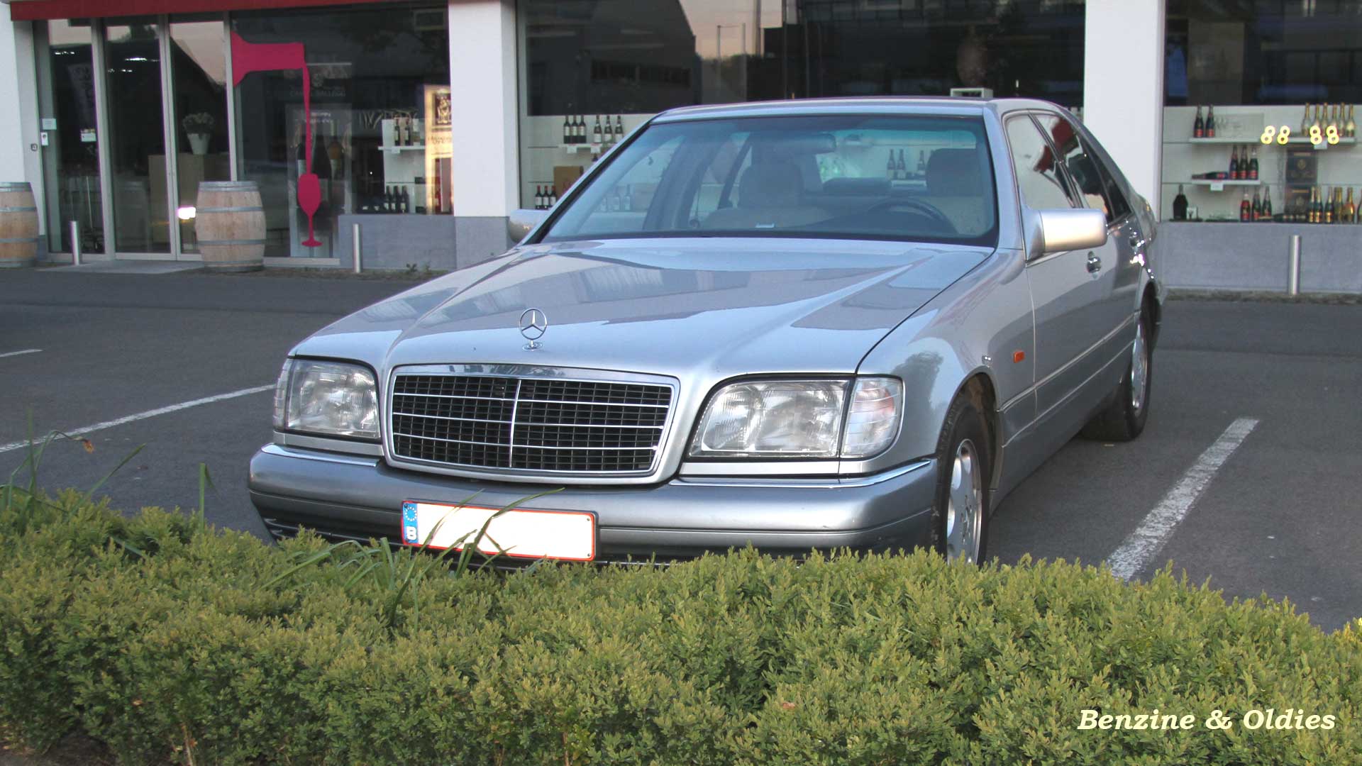 j'ai vu une Mercedes-Benz classe S w140 sur la route, et j'ai fait une photo - Page 2 544837mbw140street2015042806w19201080