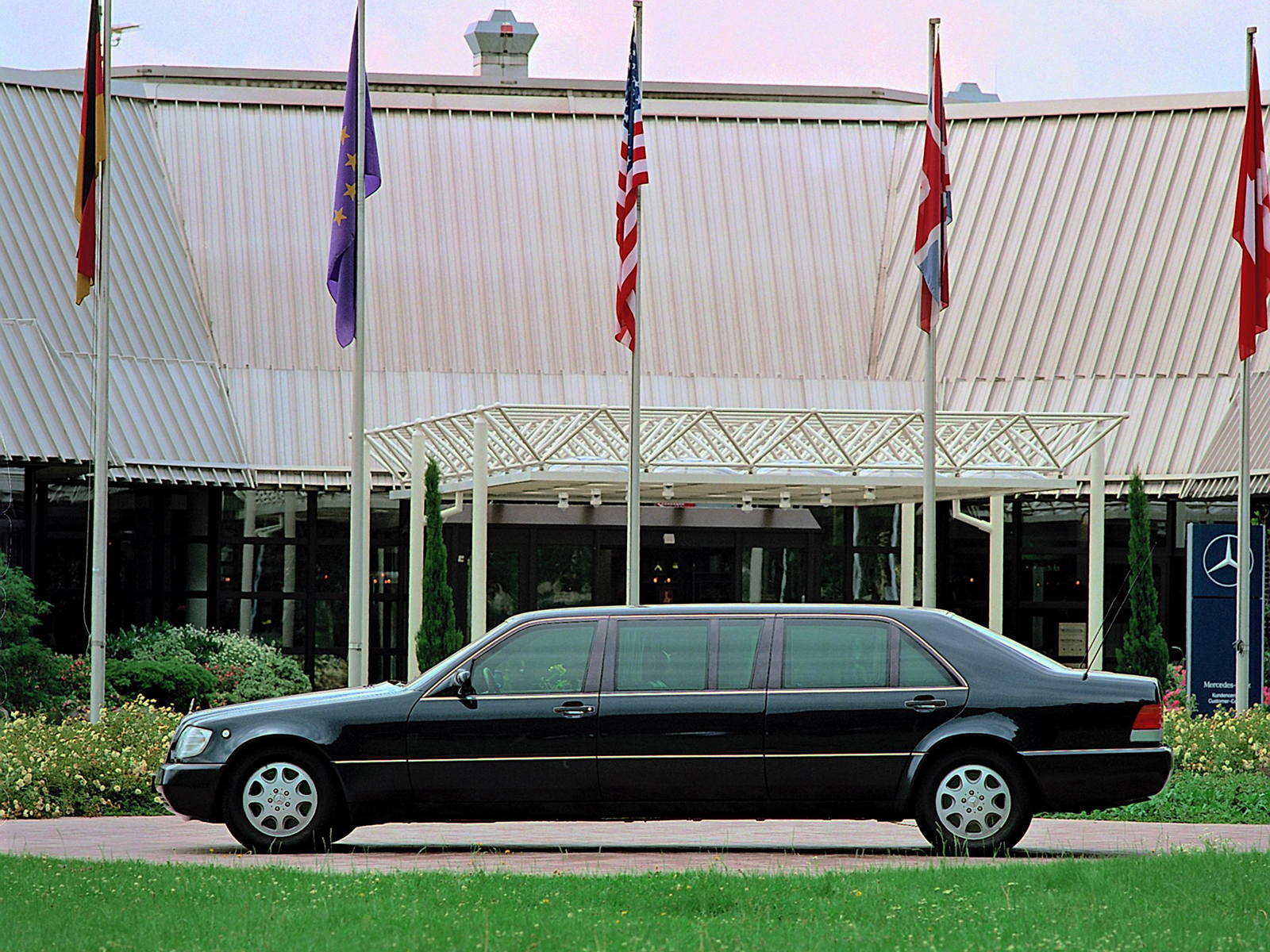 les plus belles... et moins belles... Mercedes-Benz limousine Pullman sur base de chassis w140 550556mbw140pullman0012