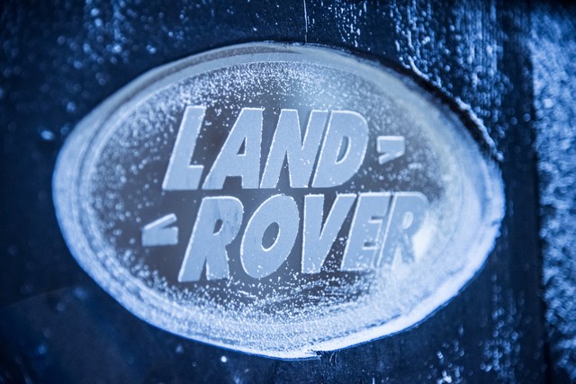 Land Rover construit une cabane pour le Père Noël  550601lrdswildernesscabintesting08121609