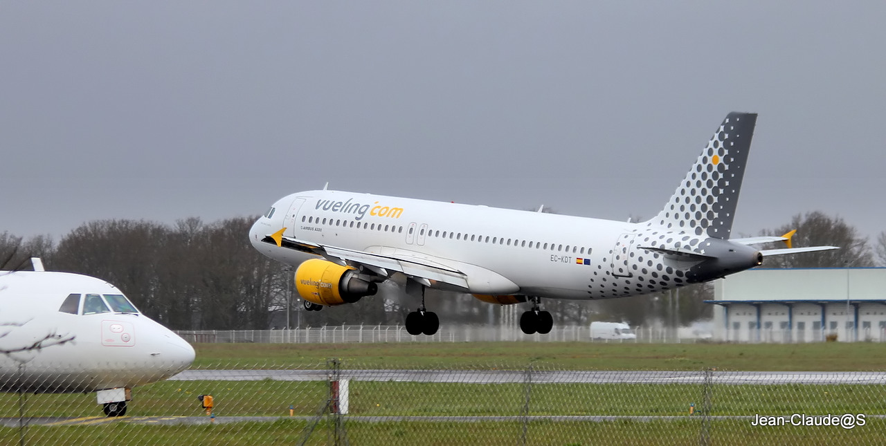 Vueling Airbus A320-214 EC-KDT le 09.04.13   558592IMG1026filtered