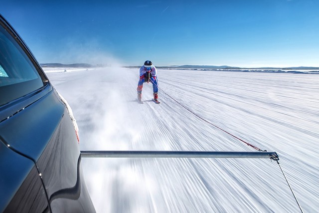 Record Du Monde Guinness Pour Un Skieur Olympique Et Une Jaguar 592553jxfsportbrakegrahambellarjeploggwr03101704