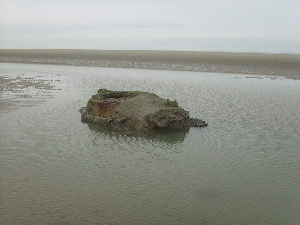 information - un char Français Hotchkiss H35 sur la plage de Camiers 593639char