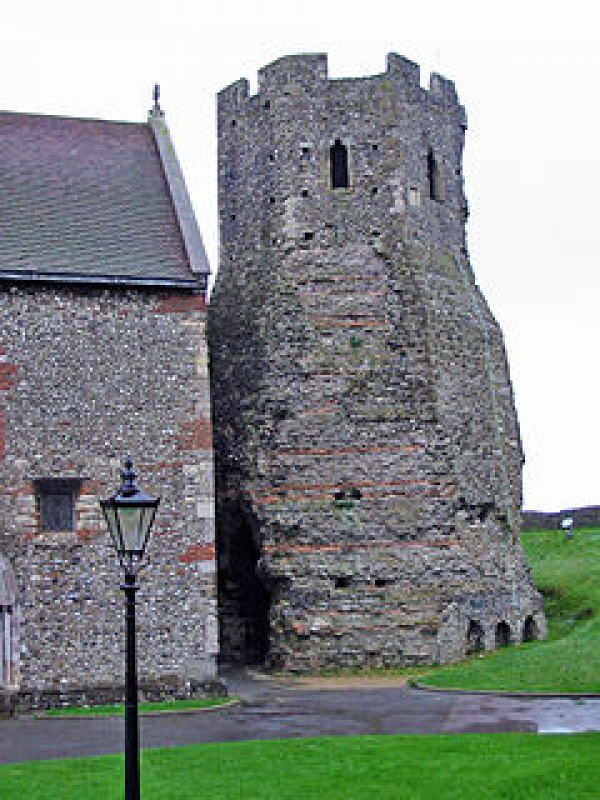 les phares en mer et à terre (1) - Page 38 599525240pxDoverCastlelighthouse20041003