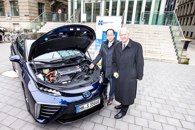 Le premier client allemand de Mirai vient de recevoir sa voiture à Hambourg 604593HA2609