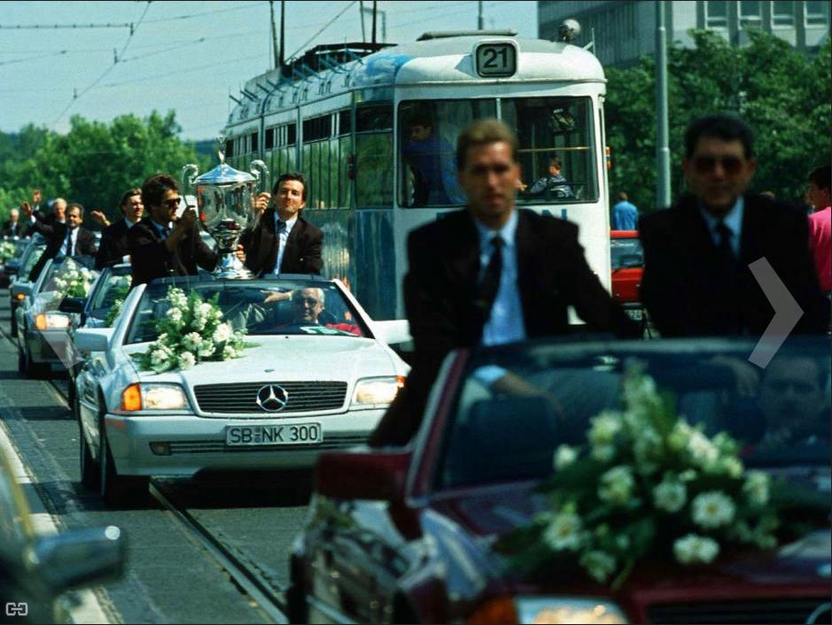 la Mercedes-Benz R129 et la coupe du monde de football 1990 610985mbr129foot03