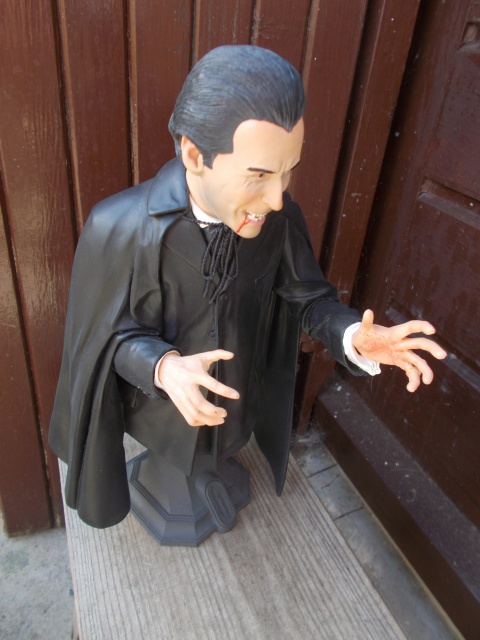 TITAN MERCHANDISE : DRACULA CHRISTOPHER LEE HAMMER BUST  620626DSCN0221