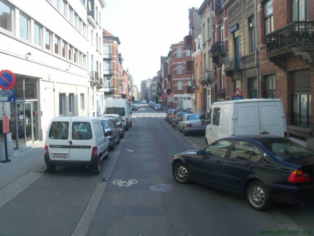 Déchargement de barre de métal rue Laneau à Bruxelles 6211431016279