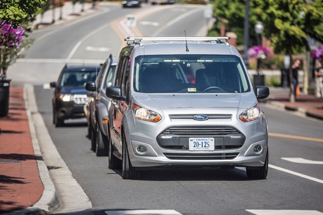 Comment véhicules autonomes et piétons vont-ils communiquer dans le futur ? 629694FordVTTIResearch05HR