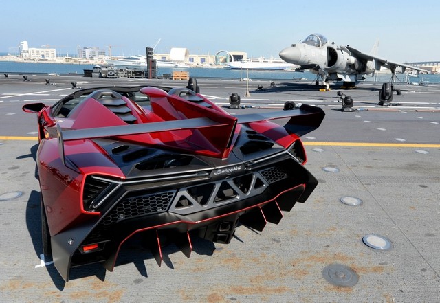 Lamborghini Veneno Roadster dévoilée sur un porte-avions  632942venenoroadsterabudhabi4