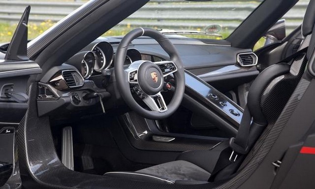 Porsche 918 Spyder : Une combinaison unique de performance et d'efficacité  654695Porschehybriderechargeable6