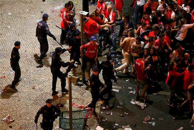 Saison 14/15 - Mai - Page 3 654915benfica2