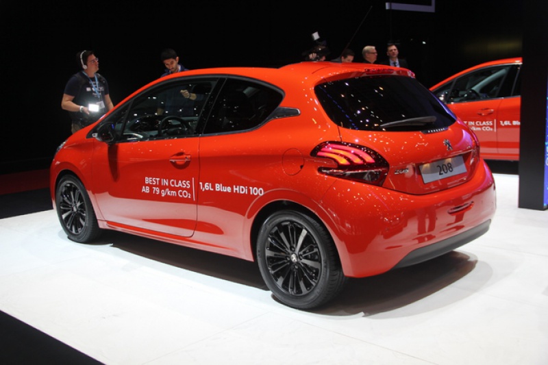 2015 - [Peugeot] 208 restylée - Page 35 655893S1Peugeot208restyleealapoursuitedelaClioEndirectdusalondeGeneve2015346945