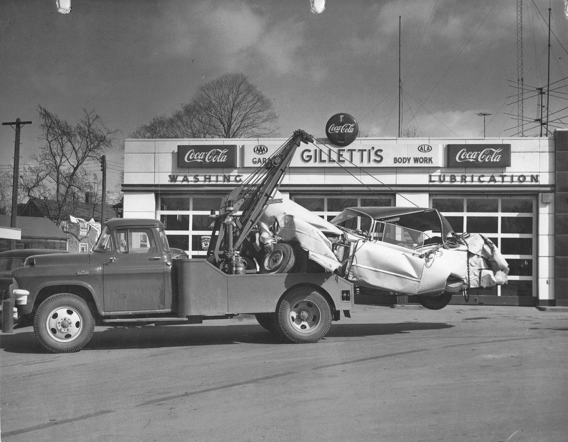 Reconnaissez-vous ces voitures des années 1950 ? - Page 2 657724towx35001