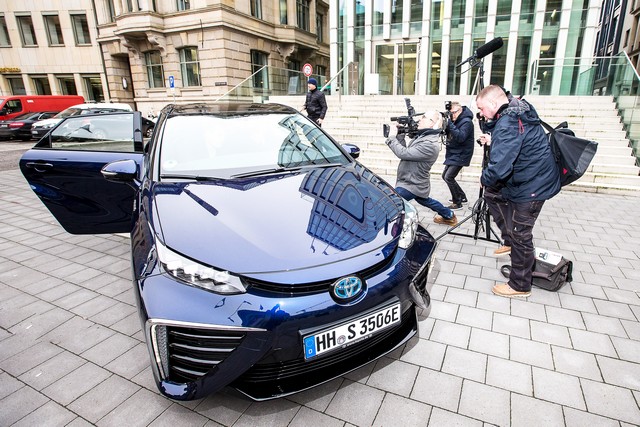 Le premier client allemand de Mirai vient de recevoir sa voiture à Hambourg 658909HA2457