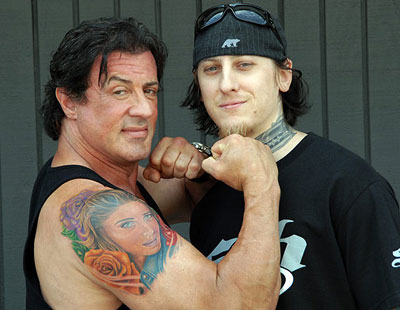 Tatoos de Sly - Page 5 670150sylvester_stallone_wife_tattoo_pose