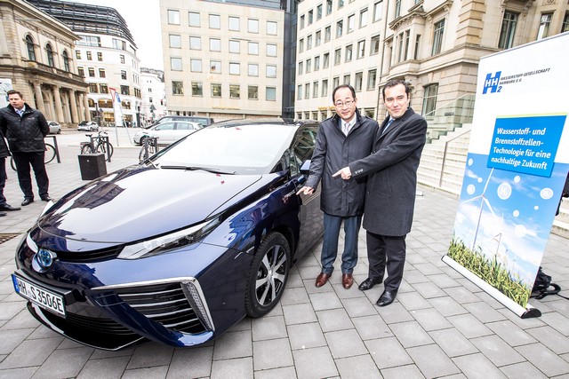 Le premier client allemand de Mirai vient de recevoir sa voiture à Hambourg 670175HA2649