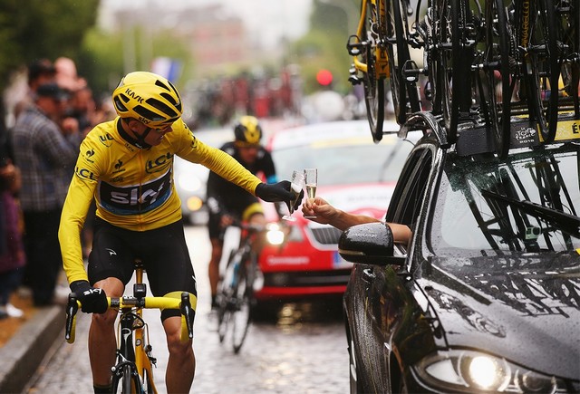 Jaguar Et Team Sky Célèbrent Leur Troisième Victoire Sur Le Tour De France 670419JagFPACE3rdTdFVictoryChrisFroome1