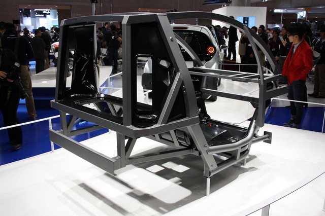 Au Motor Show de Tokyo 2013 : Yamaha a présenté la MOTIV.e 676493YamahaMOTIVvehicleframe