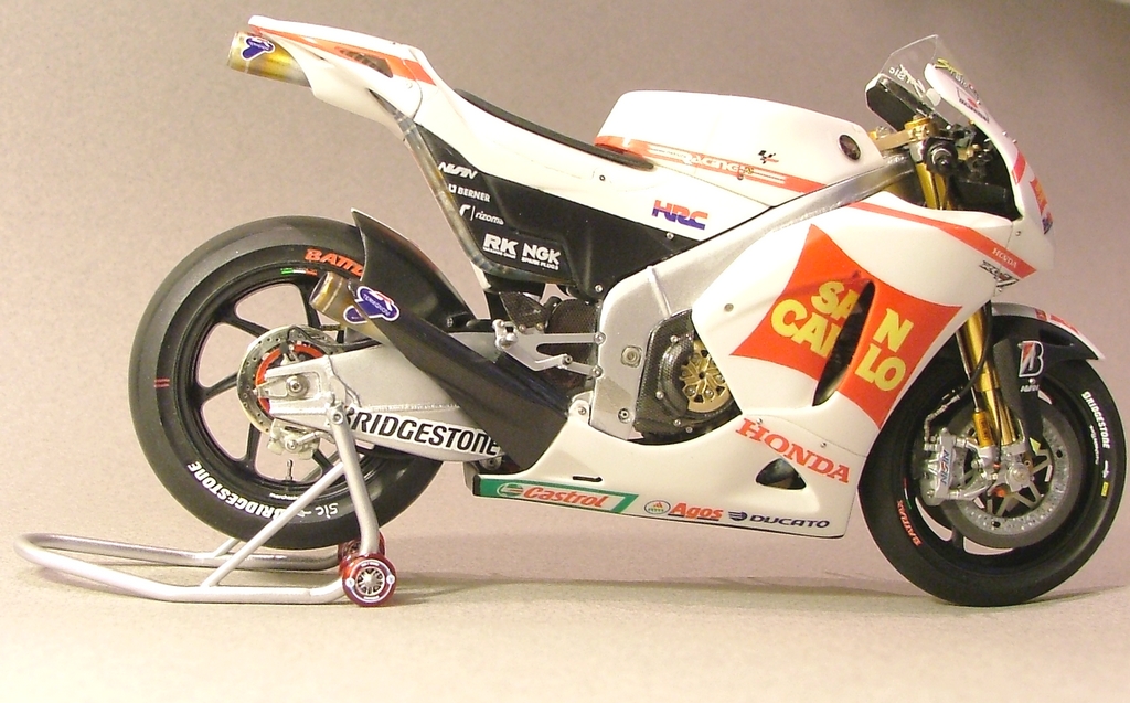 Honda RC212V Simoncelli 2011 - 1/12 Tk Max Moto Modeling - Page 3 687999004