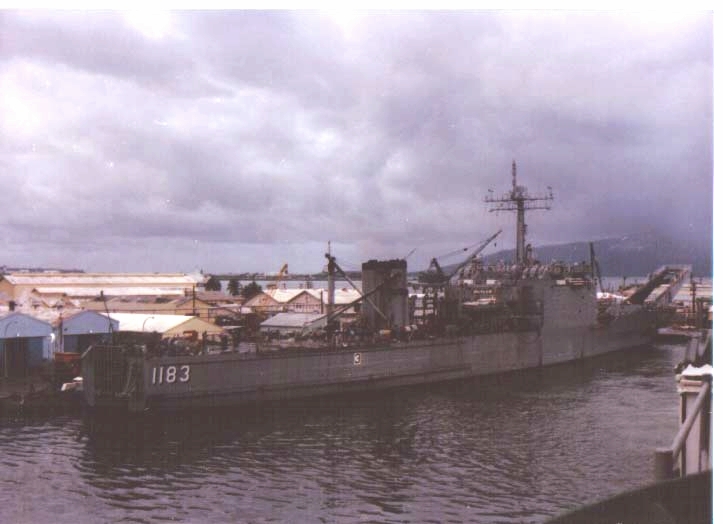 LANDING SHIP TANK (LST) CLASSE NEWPORT  696852USSPeoriaSubicBay1987