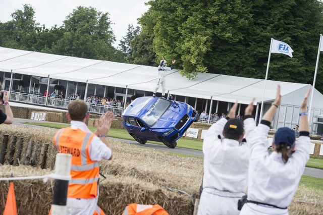 La Jaguar F-PACE fait Sensation au Goodwood Festival of Speed sur deux roues  702890jaguarfpacegoodwoodfestivalspeed15